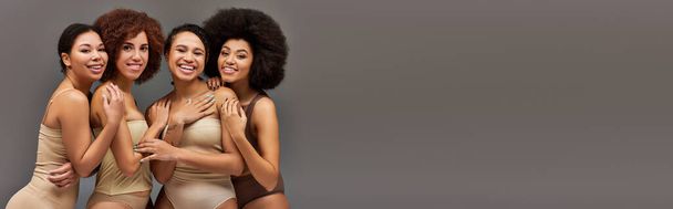 ansprechende fröhliche afrikanisch-amerikanische Frauen in bequemer Unterwäsche, die viel Spaß miteinander haben, Banner - Foto, Bild