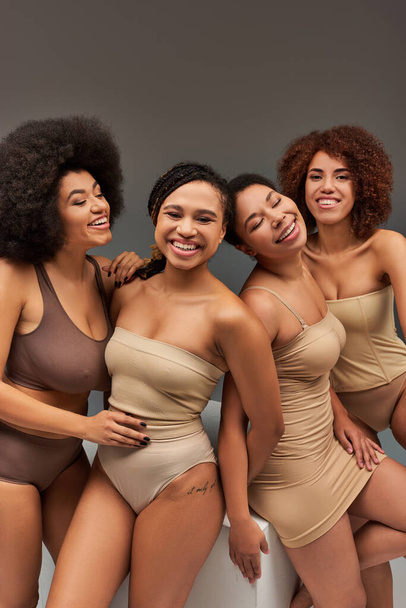 atrakcyjne szczęśliwy afrykański amerykański kobiety w wygodne bielizna mając wspaniały czas razem, moda - Zdjęcie, obraz