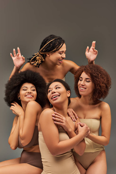 atractivas mujeres afroamericanas felices en ropa interior cómoda pasar un buen rato juntos, moda - Foto, Imagen