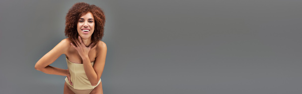 szczęśliwy atrakcyjny afrykański amerykański kobieta w pastelowy bielizna uśmiech wesoło, moda, sztandar - Zdjęcie, obraz