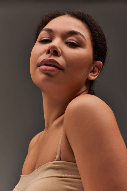 приваблива молода афроамериканська жіноча модель в пастельній білизні, позуючи привабливо, мода - Фото, зображення