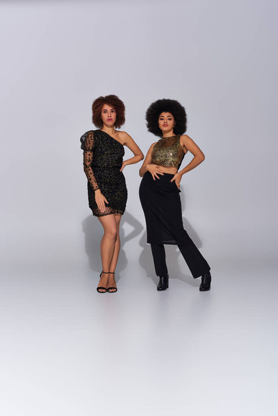 дві красиві афроамериканські жінки-друзі проводять час разом активно вечірки, мода - Фото, зображення