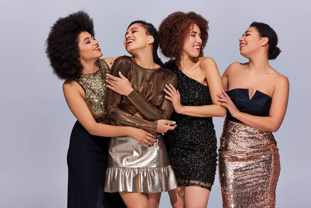 τέσσερα ελκυστικά αφροαμερικανή γυναίκα με ρούχα κόμμα ξοδεύουν χρόνο μαζί, έννοια της μόδας - Φωτογραφία, εικόνα