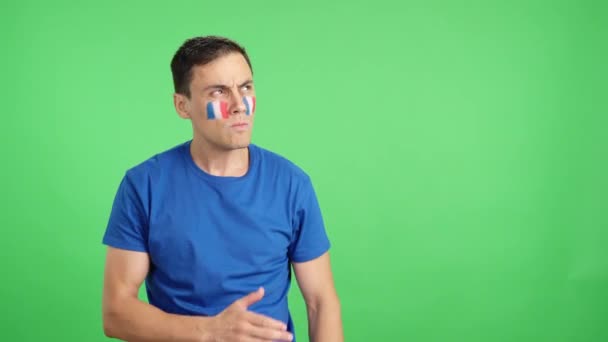 Wideo w studio z chromą francuskiego patrioty słuchającego hymnu narodowego z powagą - Materiał filmowy, wideo