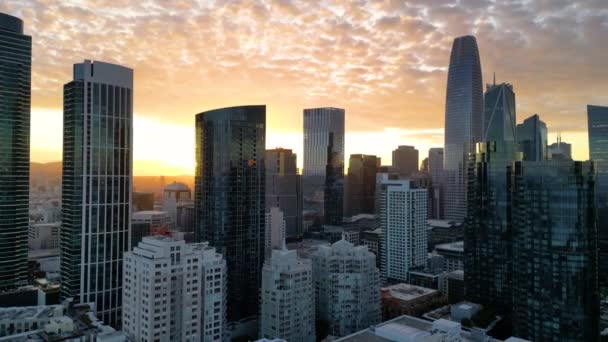 San Francisco Aerial City View. Nejlepší záběry z filmových dronů. Západ slunce pohled na moderní mrakodrap v San Franciscu při západu slunce. Kalifornie, USA. Letecký výhled na město. Horní pohled.  - Záběry, video