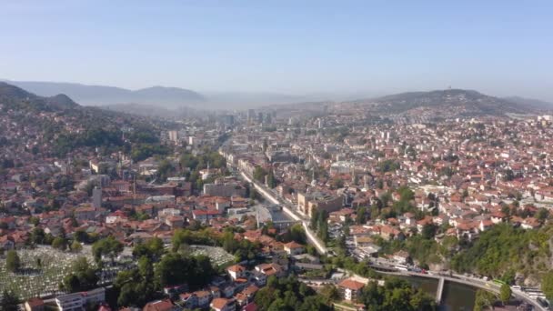 Το αστικό τοπίο του Σαράγιεβο μια ηλιόλουστη μέρα. Αεροφωτογραφία - Πλάνα, βίντεο