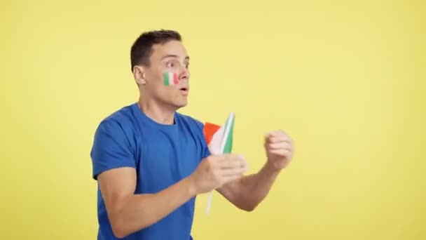 Βίντεο σε στούντιο με chroma ενός άνδρα κοιτάζοντας μακριά κυματίζει μια ιταλική εθνική σημαία, θυμωμένος με μια απόφαση διαιτητές - Πλάνα, βίντεο