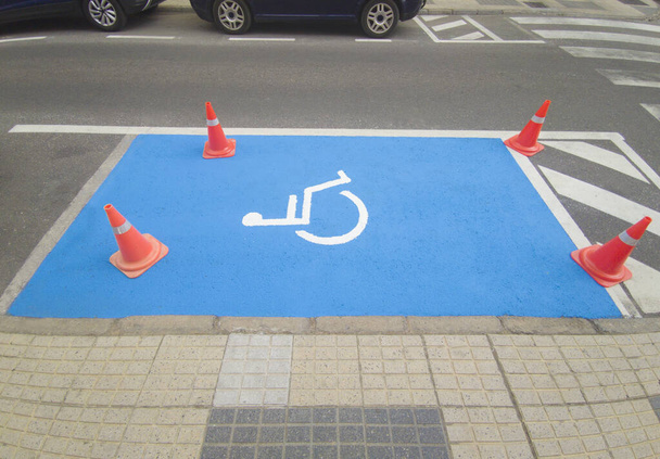 Reservierte Parkplätze für Fahrzeuge von Menschen mit Behinderungen. Gerade bemaltes Bodensignal - Foto, Bild