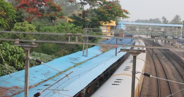 Vista de ángulo alto del tren indio. Primer plano de los trenes. Imágenes de alta calidad 4k - Metraje, vídeo