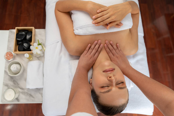 Panorama top view kobieta klient korzystających relaksujący masaż antystresowy spa i rozpieszczanie z wypoczynku rekreacyjnego skóry piękna w świetle dnia salon spa w luksusowym ośrodku lub hotelu. Cichy zapach - Zdjęcie, obraz