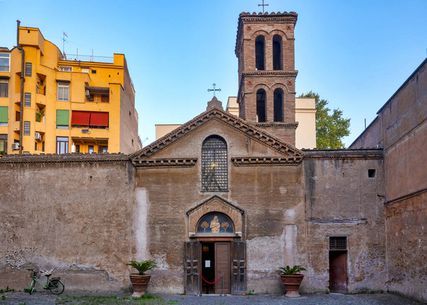 gevel van de kerk van Santa Maria in Cappella, Rome, Ital - Foto, afbeelding