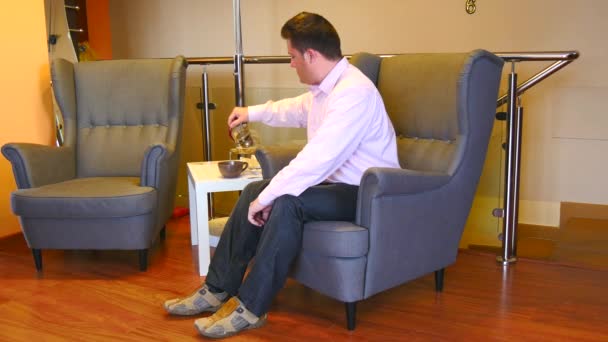 男はお茶を飲むお茶の時間新聞を読んでします。4 k. - 映像、動画