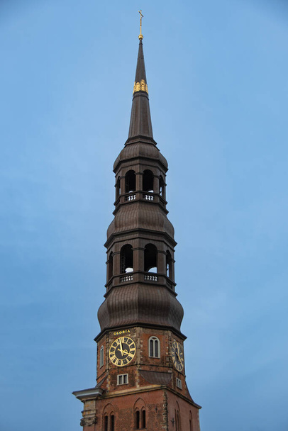 Der Kirchturm der Hauptkirche St. Katharinen in Hamburg - Foto, Bild