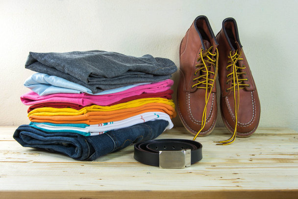 Natürmort ekose gömlek, kot pantolon, ahşap masa üzerinde kahverengi botları ile  - Fotoğraf, Görsel