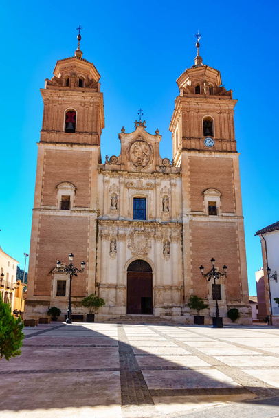 Plaza Mayor com a igreja da Imaculada Conceição ao pôr do sol na aldeia andaluza de Velez Rubio, Almeria - Foto, Imagem