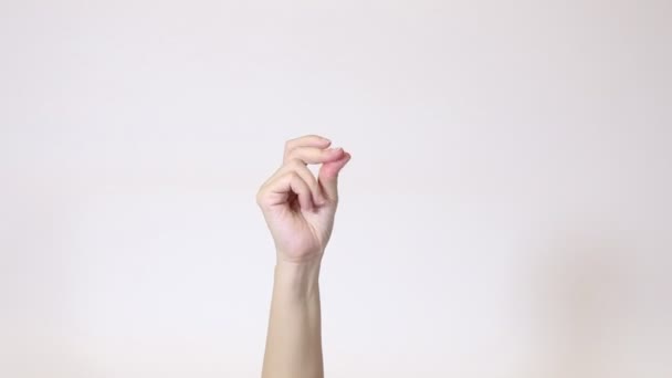 Vrouw hand met knipende vingers op gele scherm achtergrond. Klik op vingers - Video