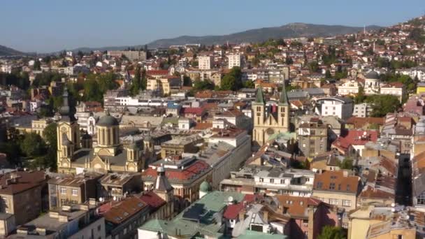 Vista aérea do centro de Sarajevo a capital da Bósnia e Herzegovina - Filmagem, Vídeo