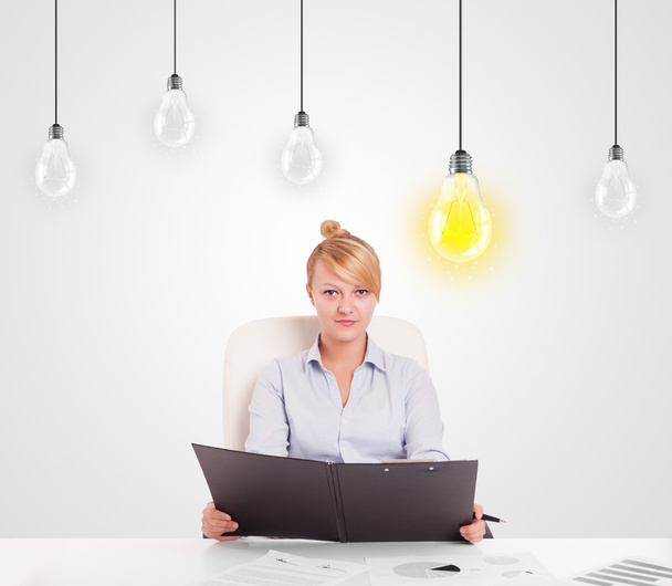 Mulher de negócios sentada à mesa com lâmpadas ideia - Foto, Imagem