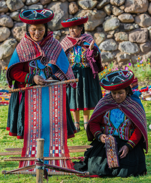women weaving peruvian Andes  Cuzco Peru - Foto, afbeelding