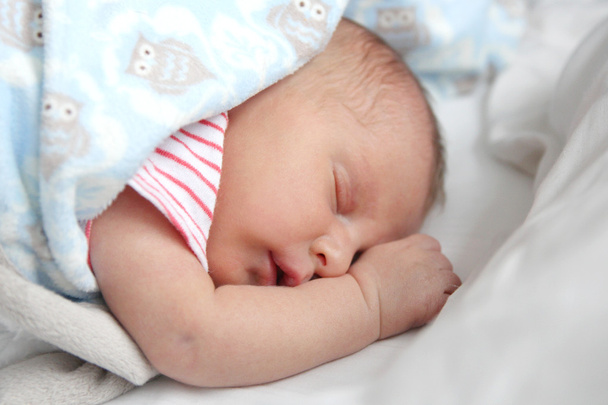 wertvolles neugeborenes Mädchen schläft - Foto, Bild