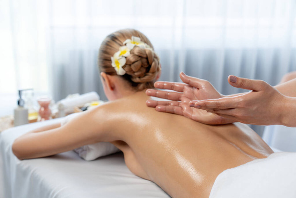 Kaukasische Kundin genießt entspannende Anti-Stress-Wellness-Massage und verwöhnt mit Beauty-Haut Erholung Freizeit in Tageslicht Ambiente Salon Spa in Luxus-Resort oder Hotel. Ruhige Lage - Foto, Bild
