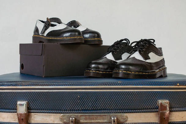 Klasszikus kéttónusú szárnyvégű pattanásos cipő és kéttónusú, eredeti bőrből készült Mary Jane cipő, klasszikus mintával. Koncepció fotó páros cipő egy vintage stílus - Fotó, kép