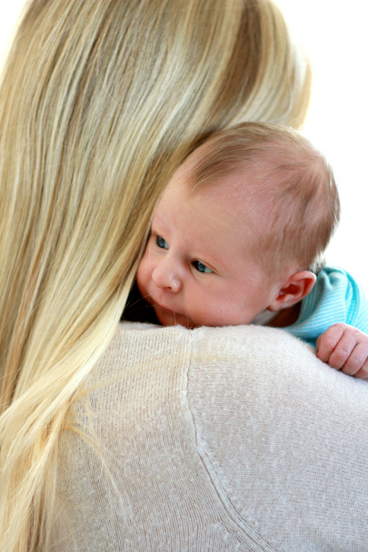 Jovem mãe segurando bebê recém-nascido sobre ombro
 - Foto, Imagem