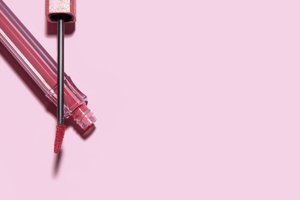 Batom elegante com escova no fundo rosa - Foto, Imagem