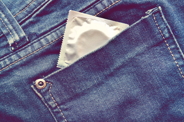 Préservatif dans la poche du jean bleu - Photo, image