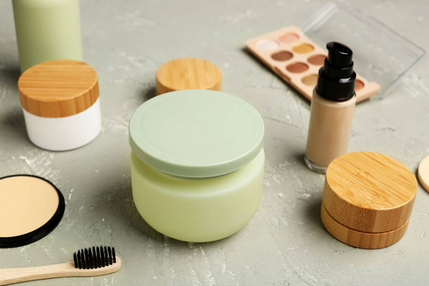 Különböző kozmetikai termékek készlete grunge alapon - Fotó, kép