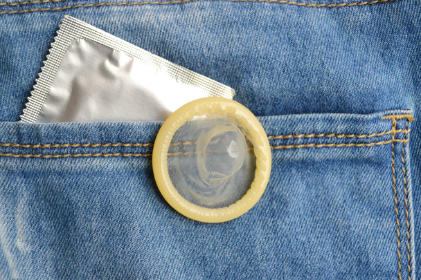 Κοντομάνικο στην τσέπη του τζιν - Φωτογραφία, εικόνα