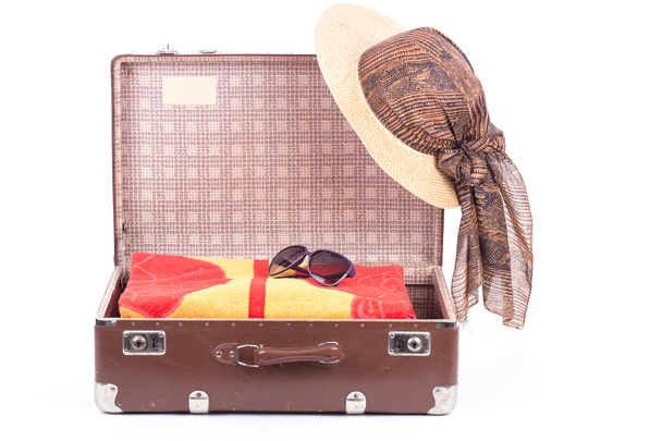 Открытый винтажный чемодан с одеждой
 - Фото, изображение