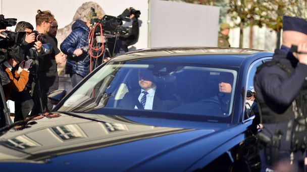 Varsovia, Polonia. 24 octubre 2023. Convoy del candidato de la oposición al primer ministro Donald Tusk abandona el Palacio Presidencial. - Foto, Imagen