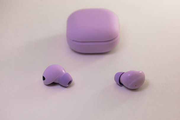 vezeték nélküli fülhallgató bimbók fehér háttérrel tervezési célra - Fotó, kép