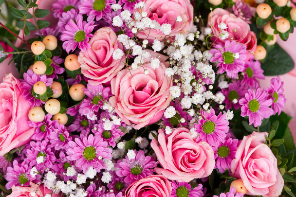 Güzel Karışık Çiçek Buketleri: Kadınlar Günü ve Anneler Günü için Güller, Gerberalar, karanfiller, laleler - Fotoğraf, Görsel