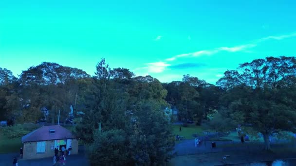 Вид с воздуха на город Лутон и парк во время заката. Снято беспилотником 24 октября 2023 года - Кадры, видео