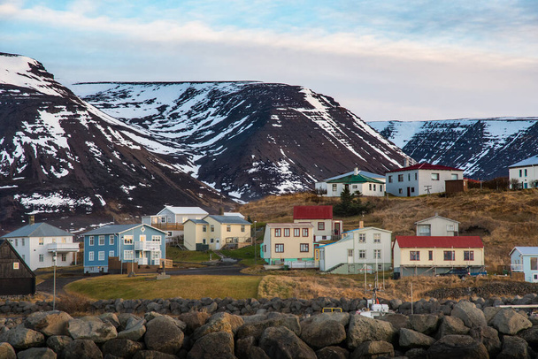 晴れた日の北アイスランドのスカガフィヨルムのホフセの村 - 写真・画像