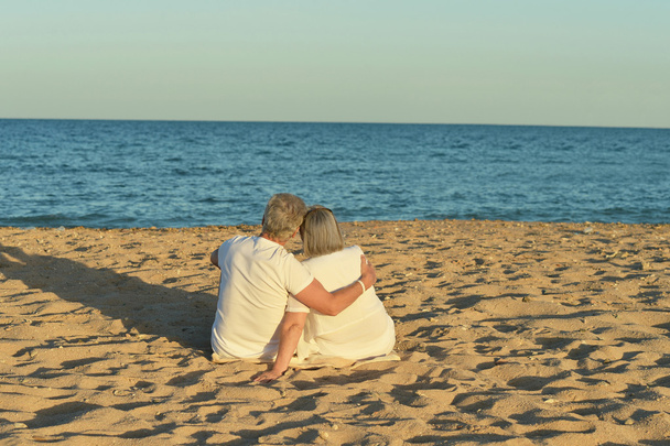 ώριμο ζευγάρι στην παραλία - Φωτογραφία, εικόνα