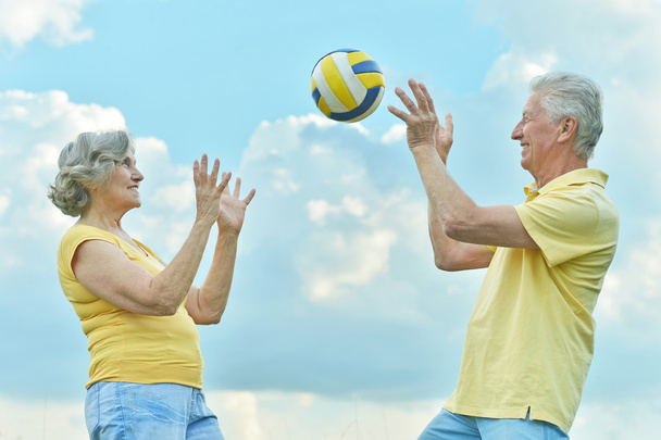 Senior couple with ball - Zdjęcie, obraz