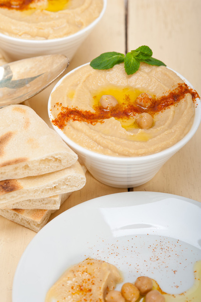 Hummus with pita bread  - Foto, afbeelding