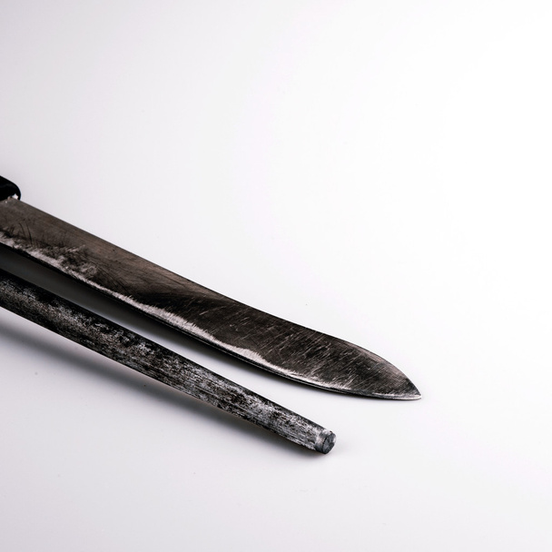 kniv och whetstone isolerad på vit bakgrund - Fotografie, Obrázek