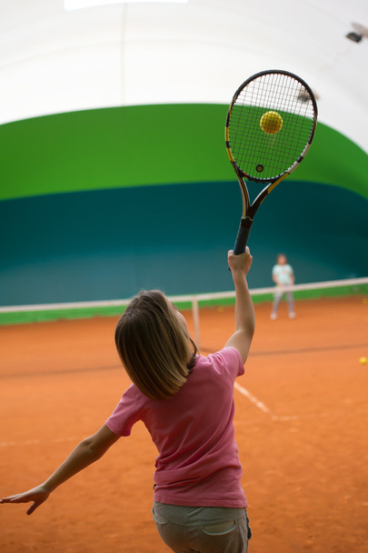 Две девочки в тренировочном теннисе
 - Фото, изображение
