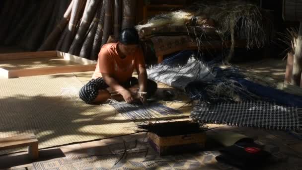 Tajski technik rzemieślniczy i profesjonalny lokalny rzemieślnik dzierganie wikliny unikalne ręcznie wykonane krachut lub produkty osadu na pokaz w warsztacie rzemieślniczym studio 12 października 2023 w Phatthalung, Tajlandia - Materiał filmowy, wideo
