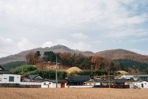 Seoak-dong antiguo pueblo tradicional y antiguas tumbas reales en otoño en Gyeongju, Corea - Foto, Imagen