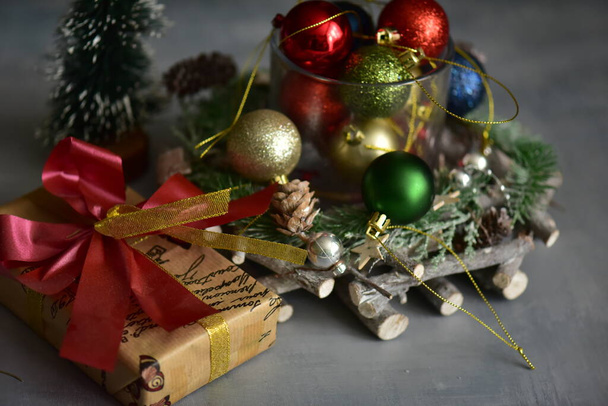 різдвяні подарунки на фоні ялинки - Фото, зображення