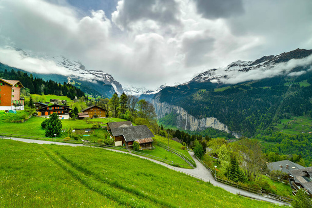 Vista del pueblo alpino de Wengen Hermosa escena al aire libre en Suiza - Foto, Imagen