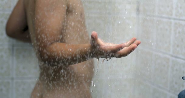 Gocce che scorrono al rallentatore 800 fps spruzzando nella mano del bambino durante il bagno durante la routine di bagno, corpo di lavaggio del bambino in una scena da sogno - Foto, immagini