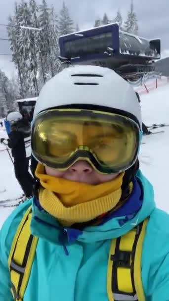 happy woman taking selfie on slope winter vacation - Footage, Video