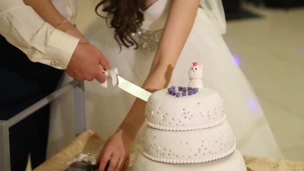 різання весільний торт
 - Кадри, відео