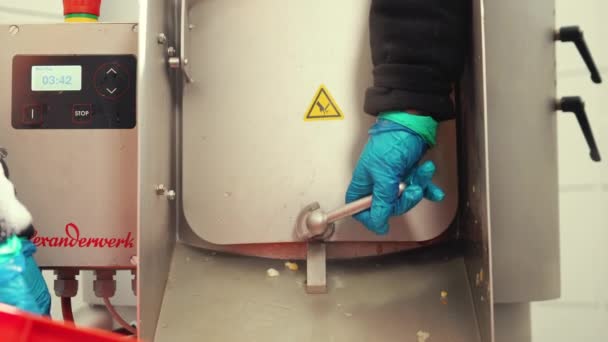 Ruční ochranné gumové rukavice otevírají dveře čističe potravin pro průmysl a uvolňují čisté celerové kořeny. Vysoce kvalitní 4K záběry - Záběry, video